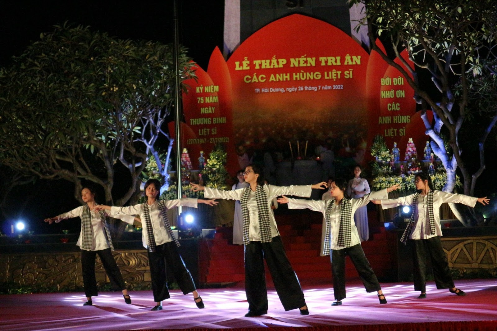 Nhấn để phóng to